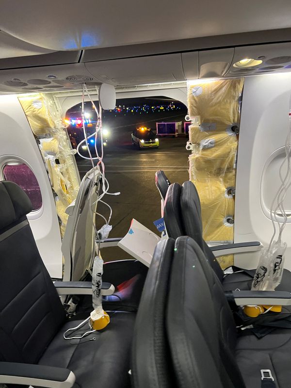 &copy; Reuters. صورة لنافذة غير موجودة وجزء من حائط جانبي داخل طائرة بوينج 737 ماكس 9  تابعة لشركة ألاسكا إيرلاينز
جراء انفجار في مقصورة الطائرة بعد إقلاعها م