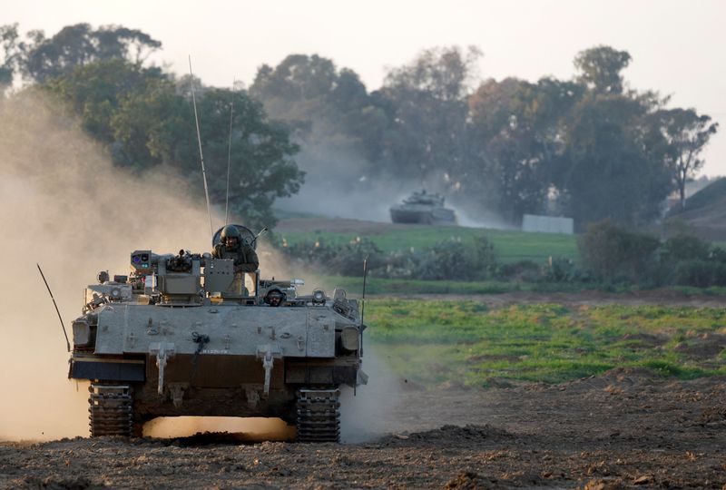 &copy; Reuters. دبابة إسرائيلية تسير عند الحدود بين إسرائيل وغزة في طريق عودتها إلى إسرائيل قادمة من القطاع يوم السبت وسط القتال بين إسرائيل وحركة حماس . تص