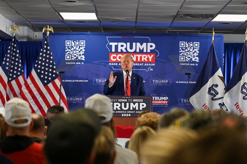 &copy; Reuters. الرئيس الأمريكي السابق والمرشح الرئاسي الجمهوري دونالد ترامب في حملته الانتخابية بولاية أيوا يوم السبت. تصوير: سيرجيو فلوريس - رويترز.
