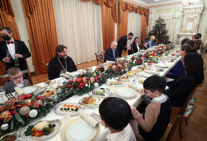 © Reuters. Russia's President Vladimir Putin attends a meeting with relatives of killed service members, who were involved in the country's military campaign in Ukraine, at the Novo-Ogaryovo state residence outside Moscow, Russia, January 6, 2024. Sputnik/Gavriil Grigorov/Kremlin via REUTERS 