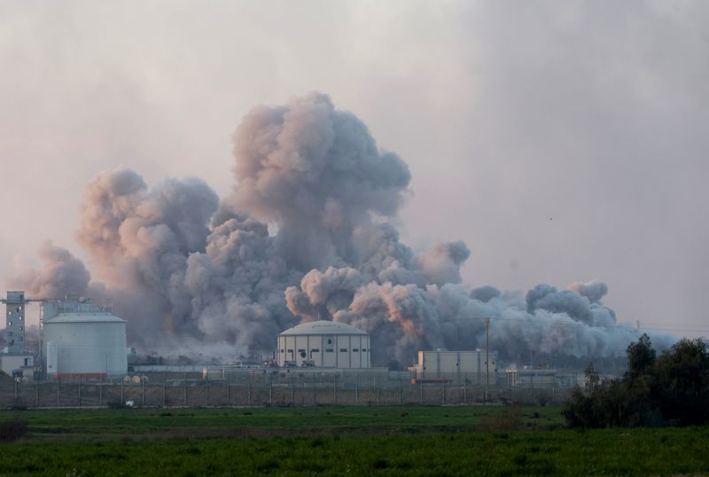 &copy; Reuters. دخان يتصاعد عقب انفجار في وسط قطاع غزة بالقرب من الحدود مع إسرائيل، يظهر من إسرائيل يوم السبت. تصوير: عامير كوهين - رويترز.
