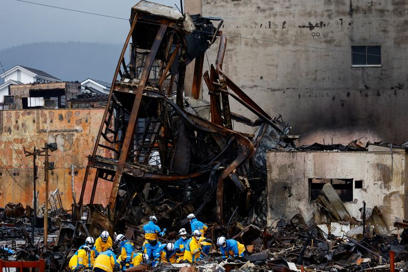 &copy; Reuters. 　１月７日、能登半島地震は発生から７日目を迎え、最大震度７を観測した石川県では死者が１００人を超え、１２６人まで増加した。大規模な火災が起きた輪島市（写真）では７日、倒壊