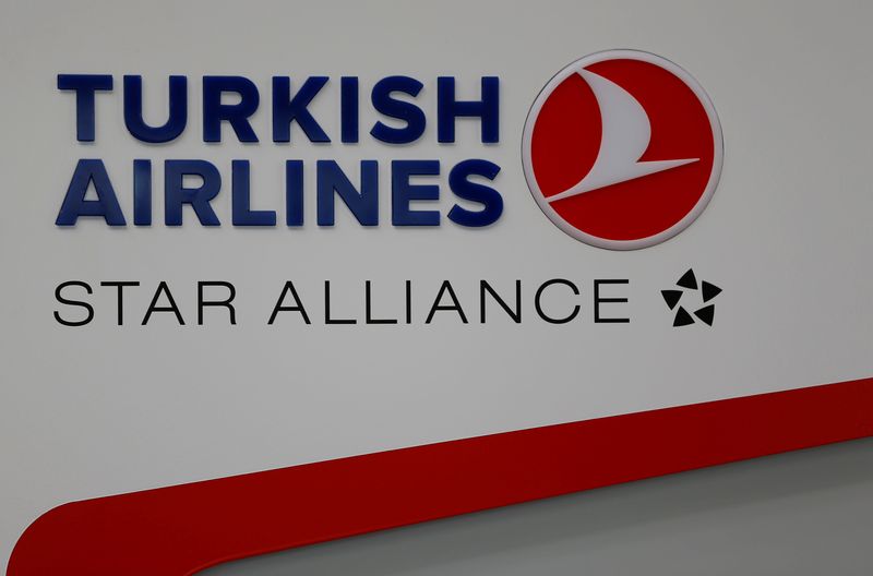 © Reuters. شعار الخطوط الجوية التركية في مطار أتاتورك بإسطنبول في صورة من أرشيف رويترز.