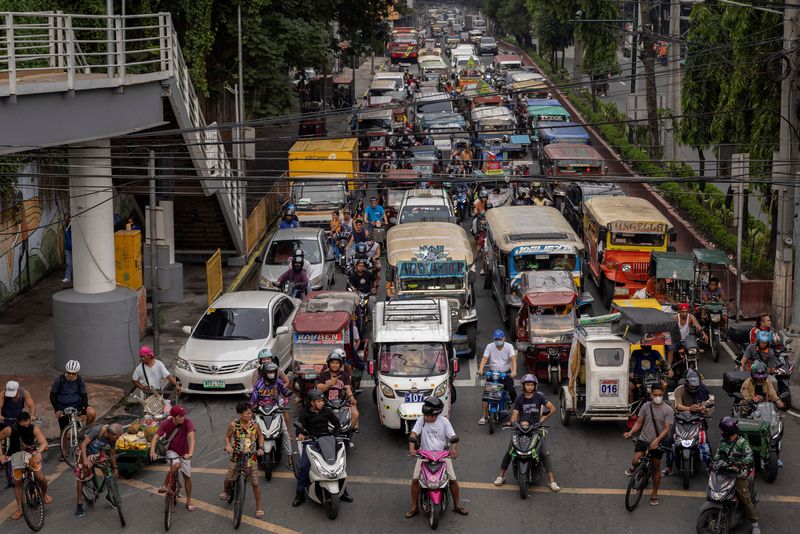 &copy; Reuters. FILE PHOTO: General view of public and private vehicles on a road in Manila, Philippines, June 20, 2023. REUTERS/Eloisa Lopez/File Photo