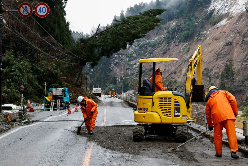 © Reuters. Workers repair a damaged road, in the aftermath of an earthquake, in Wajima, Ishikawa Prefecture, Japan, January 7, 2024. REUTERS/Kim Kyung-Hoon