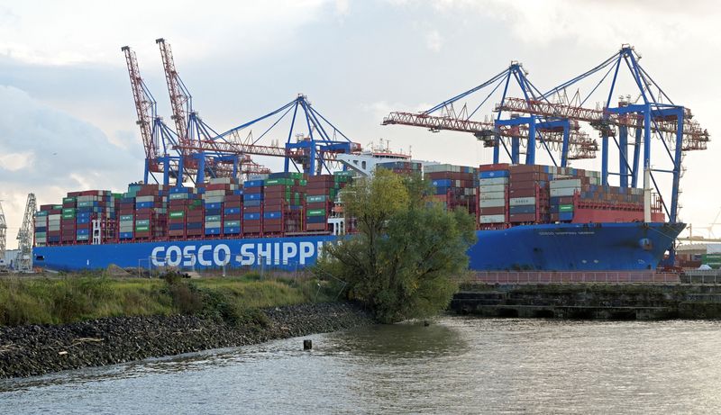 &copy; Reuters. Cargo ship 'Cosco Shipping Gemini' of Chinese shipping company 'Cosco' is loaded at the container terminal 'Tollerort' in the port in Hamburg, Germany, October 25, 2022. REUTERS/Fabian Bimmer/File Photo