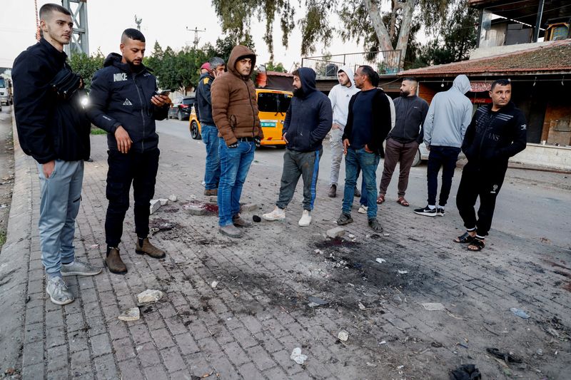 &copy; Reuters. فلسطينيون يتفقدون موقعا قالت السلطات الفلسطينية إنه شهد مقتل ستة أشخاص في غارة جوية إسرائيلية بالقرب من جنين بالضفة الغربية المحتلة يوم ال
