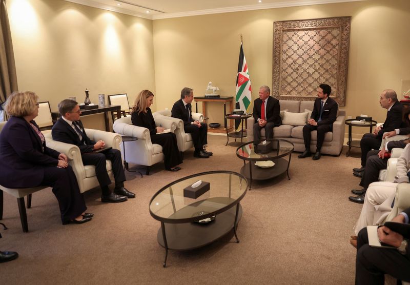 &copy; Reuters. El rey Abdullah II de Jordania y el príncipe heredero Hussein se reúnen con el secretario de Estado de Estados Unidos, Antony Blinken, y funcionarios en Ammán, Jordania, en esta fotografía publicada el 7 de enero de 2024. Corte Real Hachemita/Distribu