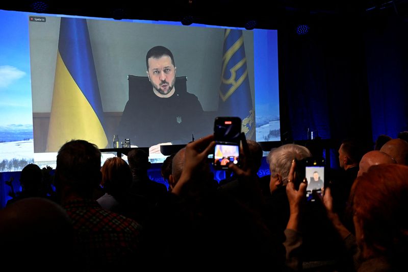 &copy; Reuters. الرئيس الأوكراني فولوديمير زيلينسكي يلقي كلمة خلال مؤتمر في السويد عبر رابط فيديو يوم الأحد. صورة لرويترز من وكالة تي.تي. السويدية للأنباء. 