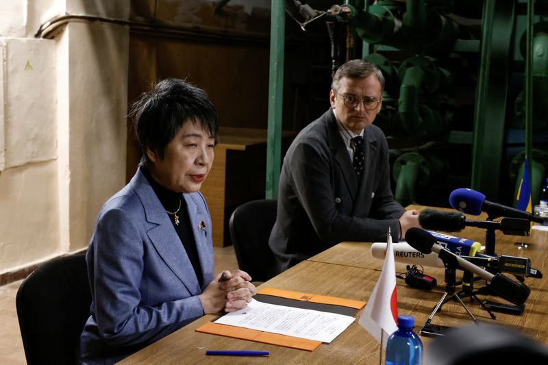 © Reuters. وزيرة خارجية اليابان يوكو كاميكاوا خلال مؤتمر صحفي مشترك مع نظيرها الأوكراني دميترو كوليبا بمأوى في كييف يوم الأحد. تصوير: توماس بيتر - رويترز.