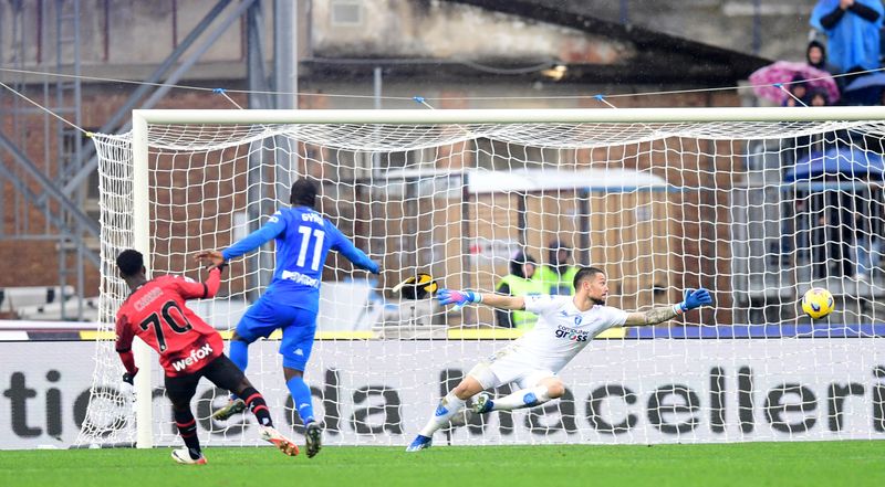 &copy; Reuters. لاعب ميلان شاكا تراوري لحظة تسجيله الهدف الثالث في شباك إمبولي خلال مباراة في دوري الدرجة الأولى الإيطالي لكرة القدم في مدينة إمبولي بإيطال