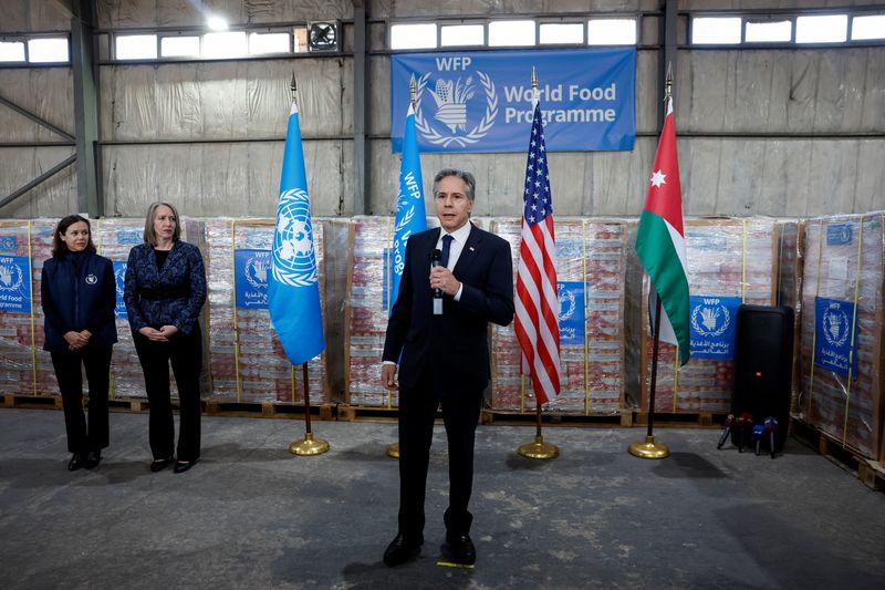&copy; Reuters. وزير الخارجية الأمريكي أنتوني بلينكن يتحدث خلال زيارته لمستودع إقليمي لبرنامج الأغذية العالمي في عمان بالأردن يوم الأحد. صورة لرويترز من م