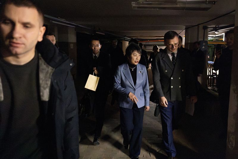 &copy; Reuters. El ministro de Asuntos Exteriores de Ucrania, Dmytro Kuleba, y su par japonés, Yoko Kamikawa, caminan hacia un refugio antiaéreo para asistir a una conferencia de prensa en Kiev, en medio del ataque de Rusia a Ucrania, el 7 de enero de 2024. REUTERS/Tho