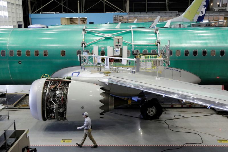 © Reuters. FILE PHOTO: A worker walks past Boeing's new 737 MAX-9 under construction at their production facility in Renton, Washington, U.S., February 13, 2017. Picture taken February 13, 2017. REUTERS/Jason Redmond/File Photo