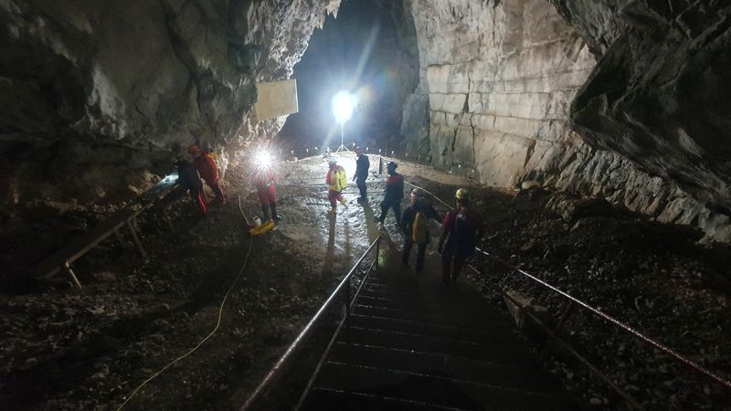 &copy; Reuters. Rescuers walk as they take part in a rescue operation to reach five people trapped in the cave after heavy rainfall, in Bloska Polica, Slovenia, January 6, 2024. Cave Rescue Service of Slovenia /Handout via REUTERS