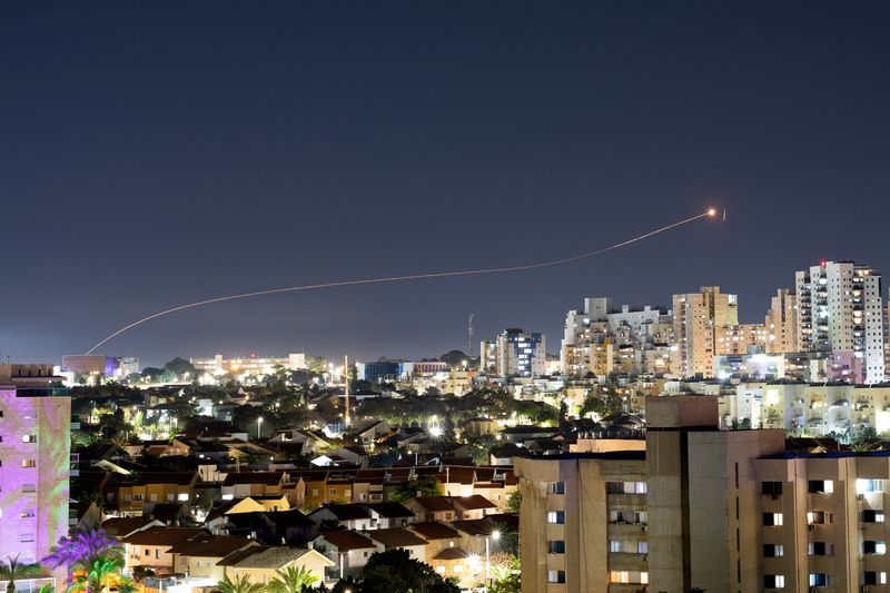 © Reuters. Israel's Iron Dome anti-missile system intercepts a rocket launched from the Gaza Strip, amid the ongoing conflict between Israel and the Palestinian Islamist group Hamas, as seen from Ashkelon, Israel, January 7, 2024. REUTERS/Amir Cohen