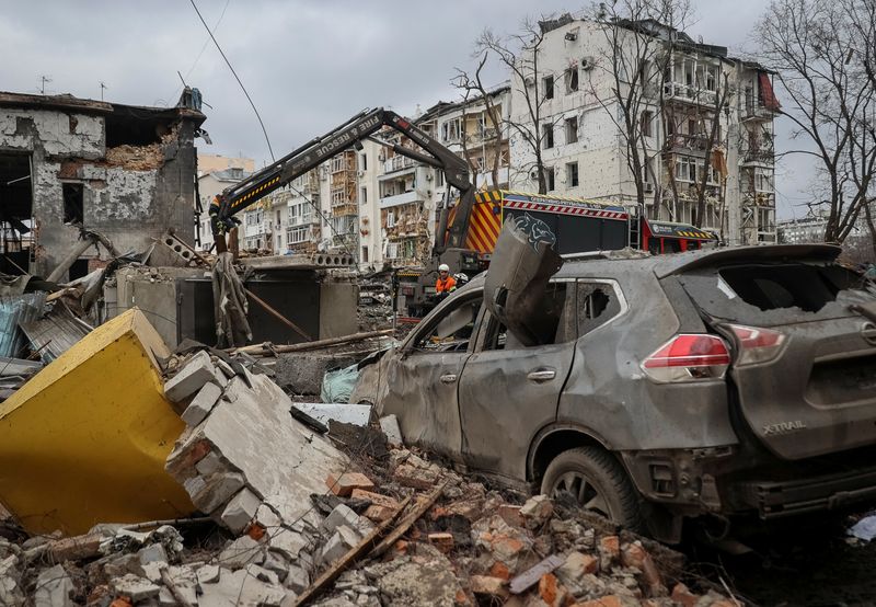 &copy; Reuters. منظر لحطام وسيارة متضررة جراء القصف الروسي في خاركيف بأوكرانيا يوم الثاني من يناير كانون الثاني 2024. تصوير: فيتشيسلاف ماديفسكي - رويترز.