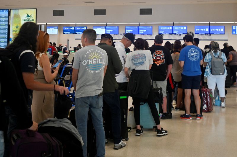 © Reuters. Passengers try to rebook their tickets from cancelled United Airlines flights after U.S. air safety regulator the Federal Aviation Administration (FAA) grounded 171 Boeing 737 MAX 9 jetliners for safety checks because of the emergency landing of an Alaska Airlines plane, at Luis Munoz Marin International Airport in San Juan, Puerto Rico January 7, 2024. REUTERS/Miguel J. Rodriguez Carrillo