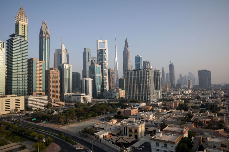 &copy; Reuters. منظر عام لبرج خليفة وناطحات سحاب أخرى في وسط دبي بالإمارات في صورة من أرشيف رويترز . 