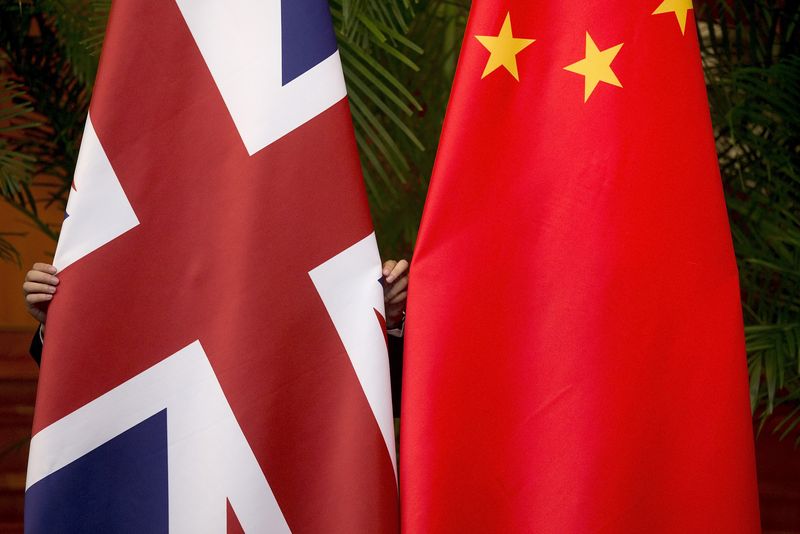 &copy; Reuters. العلمان الصيني والبريطاني خارج مقر للضيافة في العاصمة الصينية بكين بصورة لرويترز .  