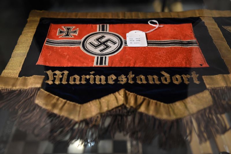 &copy; Reuters. علم مرسوم عليه رمز الصليب المعقوف النازي يعرض داخل دار مزادات بمدينة ميونيخ في ألمانيا بصورة من أرشيف رويترز .   