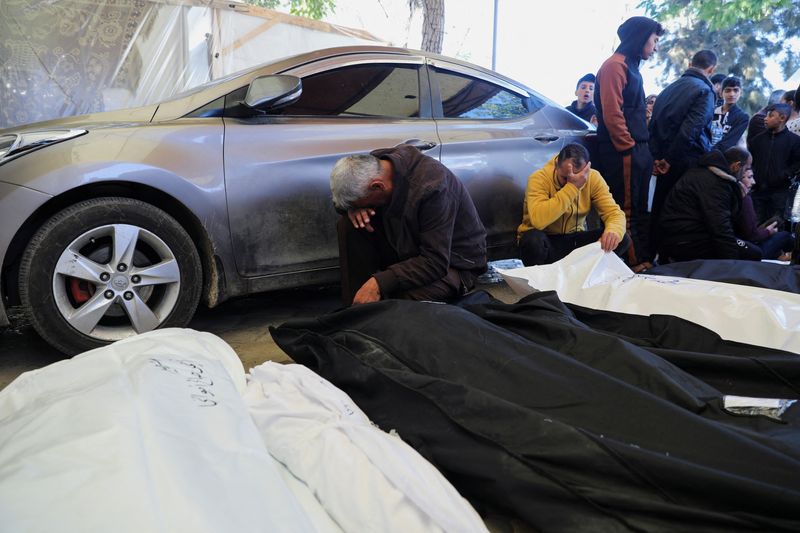 &copy; Reuters. مشيعون بالقرب من جثامين فلسطينيين قتلوا في قصف إسرائيلي خلال جنازة في مدينة خان يونس جنوب قطاع غزة يوم الأحد في صورة لرويترز.