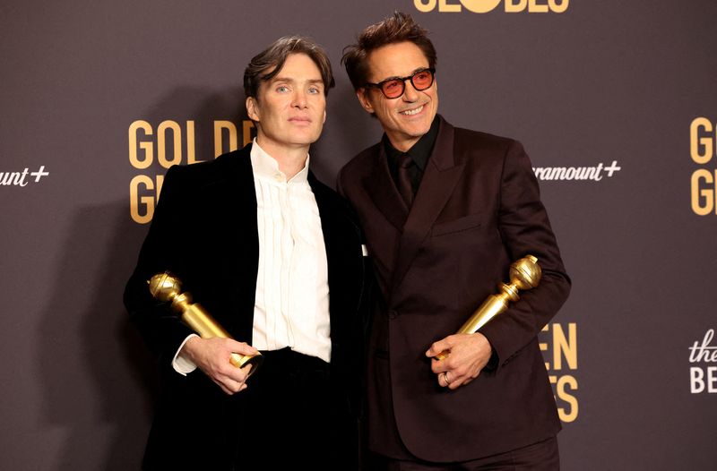 &copy; Reuters. Robert Downey Jr. posa con el premio a la mejor película dramática por "Oppenheimer" mientras Cillian Murphy sostiene el premio a la mejor interpretación masculina en una película por "Oppenheimer" en la 81ª edición de los Globos de Oro en Beverly H