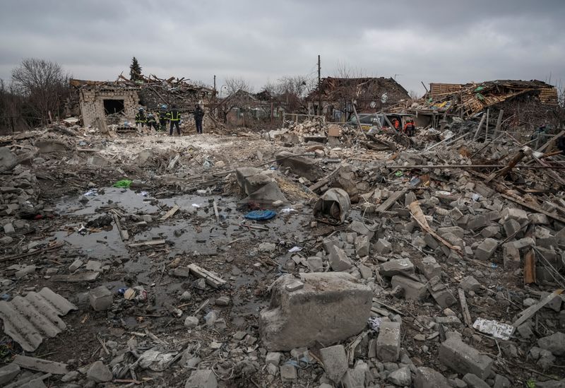 &copy; Reuters. Equipos de rescate trabajan en el lugar del impacto de un misil ruso en una zona del pueblo de Rivne, cerca de la ciudad de Pokrovsk, en el marco de la guerra de Rusia contra Ucrania, en la región de Donetsk, Ucrania, 7 de enero de 2024. REUTERS/Oleksand