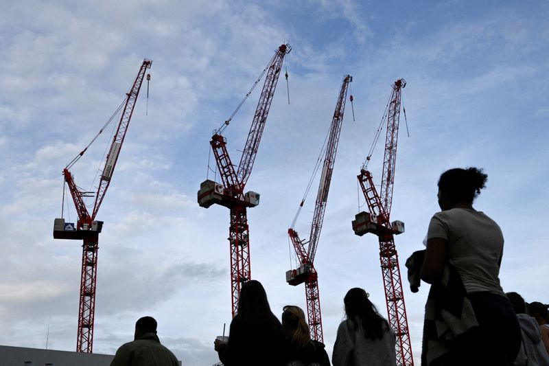 &copy; Reuters. FILE PHOTO: People walk past a construction site with cranes at Alexanderplatz in Berlin, Germany October 2, 2023. REUTERS/Annegret Hilse/File Photo