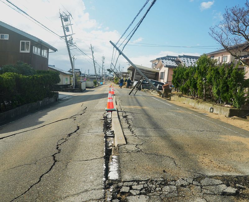 &copy; Reuters. Traffic cones are arranged along a road damaged by the January 1 earthquake in Nishiaraya, Ishikawa Prefecture, Japan January 8, 2024. REUTERS/ Joseph Campbell