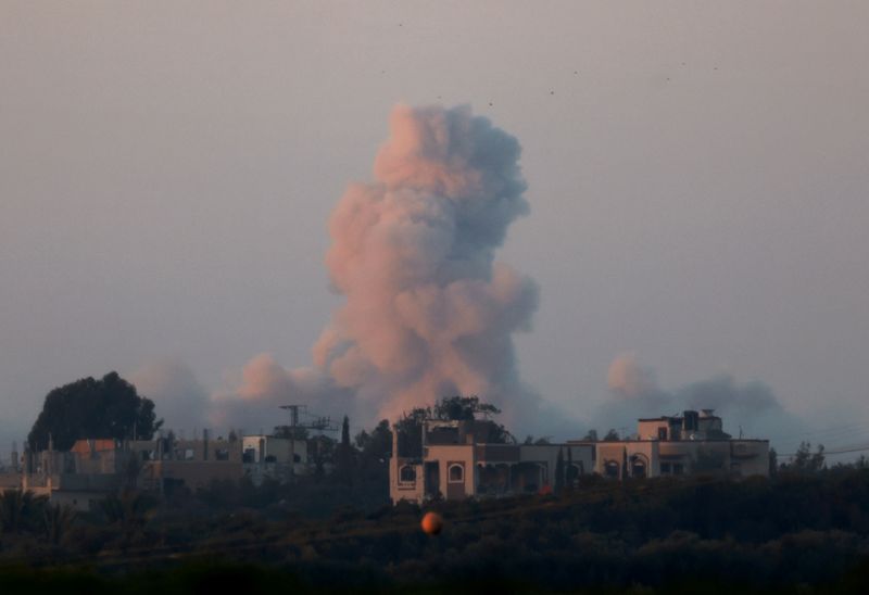 &copy; Reuters. Fumo da Gaza centrale, dopo un bombardamento israeliano. REUTERS/Amir Cohen
