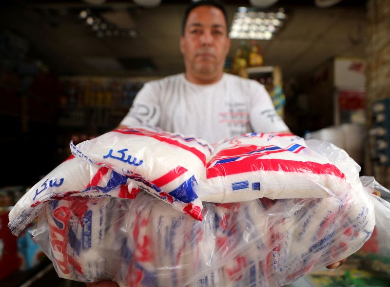 &copy; Reuters. بائع يحمل أكياسا من السكر في سوق بالقاهرة يوم التاسع من أكتوبر تشرين الأول 2023. تصوير: محمد عبد الغني - رويترز.
