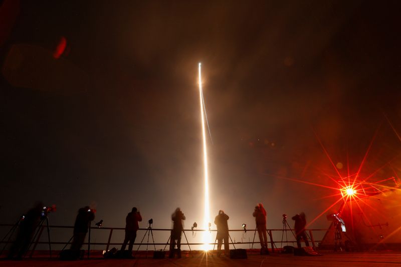 &copy; Reuters. أشخاص يلتقطون الصور خلال إطلاق صاروخ فولكان في أول رحلة له إلى الفضاء من كيب كانافيرال بولاية فلوريدا يوم الاثنين. تصوير: جو سكيبر - رويترز.