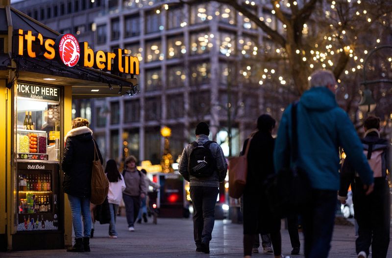 &copy; Reuters. FILE PHOTO: People walk next to a Doner kebab and Currywurst booth at Kurfuerstendamm shopping street during Christmas season in Berlin, Germany, December 18, 2023.  REUTERS/Lisi Niesner/File Photo