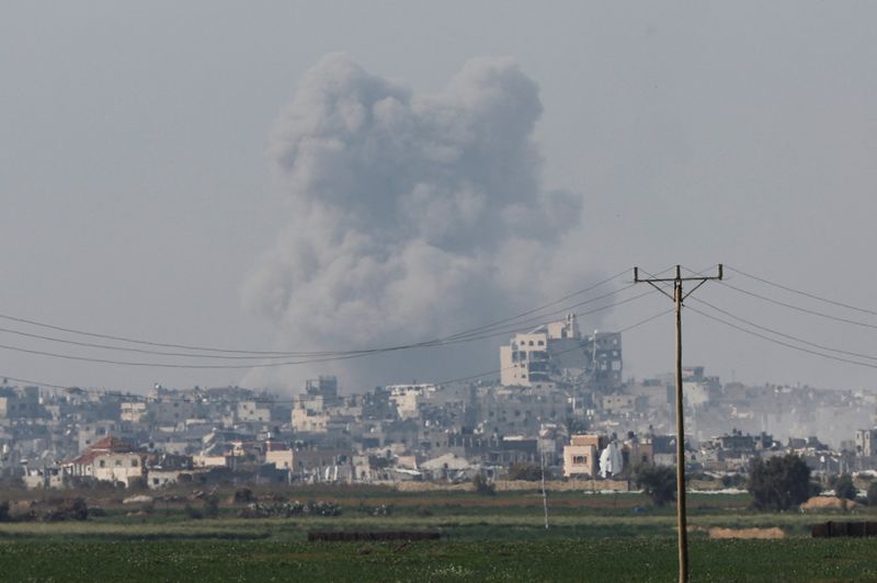 &copy; Reuters. دخان يتصاعد فوق غزة خلال قصف إسرائيلي كما شوهد من جنوب إسرائيل يوم الاثنين. تصوير: تايرون سيو - رويترز.