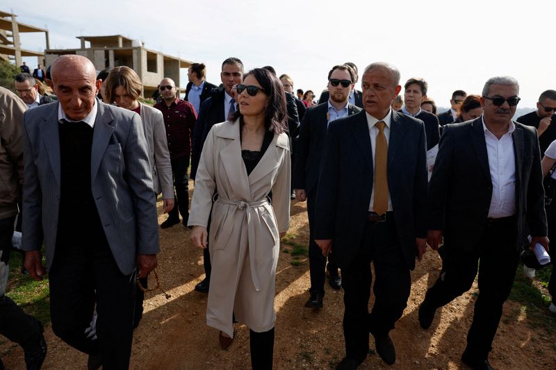 &copy; Reuters. وزيرة الخارجية الألمانية أنالينا بيربوك تجتمع مع مسؤولين فلسطينيين في قرية بالقرب من رام الله خلال زيارة إلى الضفة الغربية المحتلة يوم الا