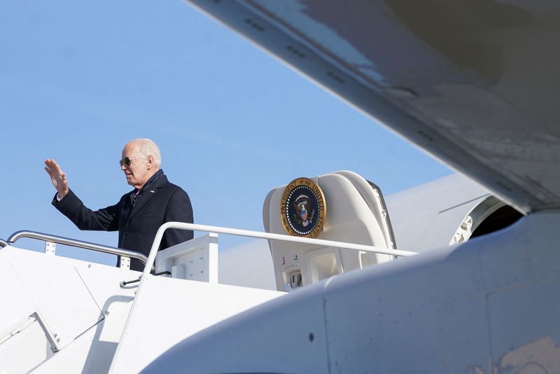 &copy; Reuters. U.S. President Joe Biden salutes while boarding Air Force One at Joint Base Andrews in Maryland, U.S., January 5, 2024.  REUTERS/Kevin Lamarque/ File Photo