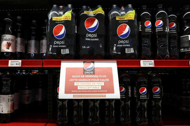 &copy; Reuters. Imagen de archivo de un cartel anunciando que ya no se venderán más productos de PepsiCo en los supermercados de Carrefour por su alto precio, en París, Francia. 4 enero 2024. REUTERS/Stephanie Lecocq