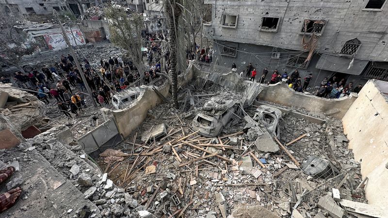 &copy; Reuters. FOTO DE ARCHIVO: Palestinos inspeccionando el lugar de un ataque israelí contra una casa, en medio del actual conflicto entre Israel y el grupo islamista palestino Hamás, en Jabaliya, en el norte de la Franja de Gaza. 3 de enero de 2024. REUTERS/Emad Ga