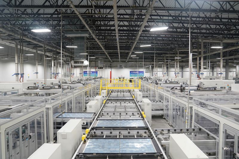 &copy; Reuters. FILE PHOTO: Solar panels are built at the QCells solar energy manufacturing factory in Dalton, Georgia, U.S., March 2, 2023. REUTERS/Megan Varner/File Photo