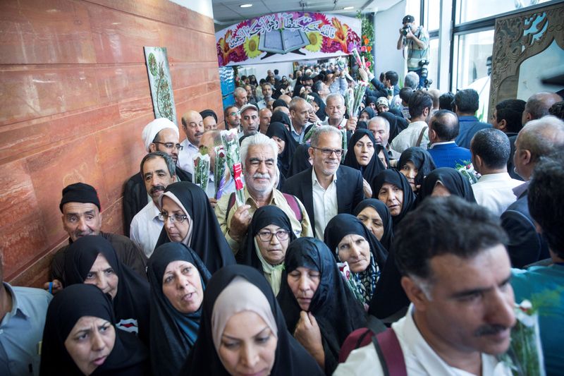 &copy; Reuters. FOTO DE ARCHIVO: Peregrinos iraníes esperan en el aeropuerto Imán Jomeini, mientras parten para la peregrinación anual haj a la ciudad santa de La Meca, en Teherán, Irán. 31 de julio de 2017. Nazanin Tabatabaee Yazdi /TIMA vía REUTERS/Archivo