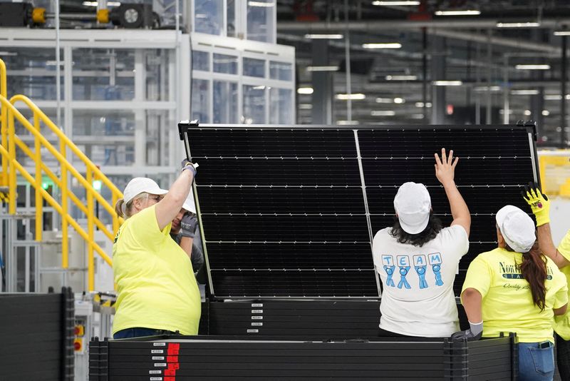 &copy; Reuters. FILE PHOTO: Employees work on solar panels at the QCells solar energy manufacturing factory in Dalton, Georgia, U.S., March 2, 2023. REUTERS/Megan Varner/File Photo