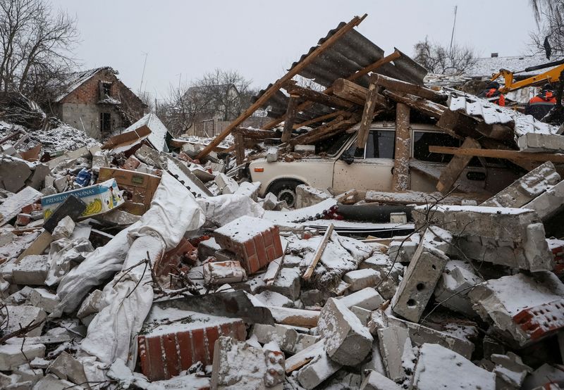 © Reuters. A view shows a house destroyed in a Russian missile strike in the town of Zmiiv, amid Russia's attack on Ukraine, in Kharkiv region, Ukraine January 8, 2024. REUTERS/Sofiia Gatilova   