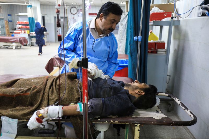 &copy; Reuters. شرطي أصيب في هجوم بقنبلة على مهمة لحراسة حملة تطعيم ضد شلل الأطفال يتلقى الإسعافات الأولية في مستشفى ببيشاور بباكستان يوم الاثنين. تصوير: فا
