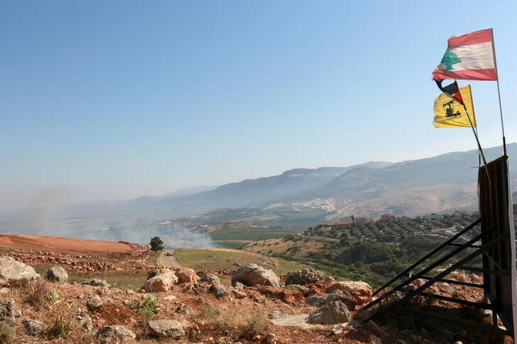 &copy; Reuters. Imagen de archivo de la bandera de Líbano y la de Hizbolá ondeando en la localidad libanresa de Khiam, cerca de la frontera con Israel. 14 mayo 2021. REUTERS/Aziz Taher