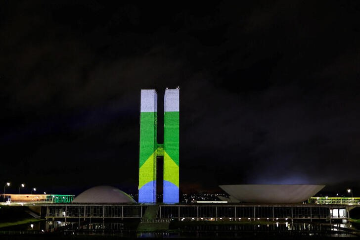 &copy; Reuters. La bandera brasileña aparece proyectada en el edificio del Congreso Nacional como parte de los actos para conmemorar la consolidación de la democracia, en Brasilia, Brasil. 7 enero 2024. REUTERS/Ueslei Marcelino