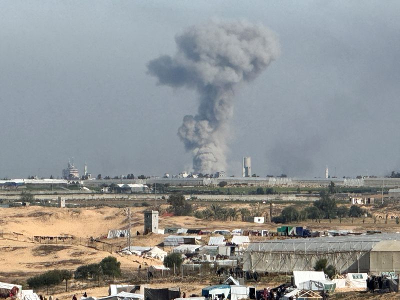 &copy; Reuters. دخان متصاعد في سماء قطاع غزة غقب غارات إسرائيلية كما شوهد من رفج جنوب القطاع يوم الاثنين. تصوير: بسام مسعود - رويترز.