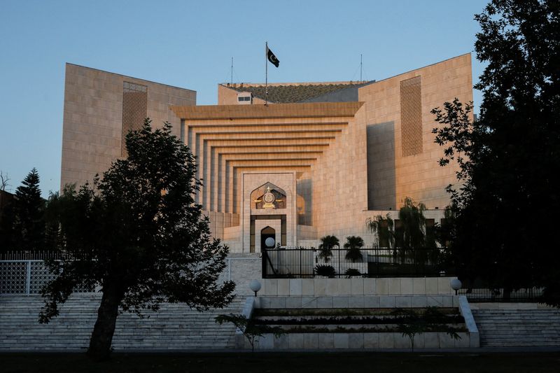 &copy; Reuters. FILE PHOTO: A view of the Supreme Court of Pakistan building during sunset hours in Islamabad, Pakistan October 3, 2023. REUTERS/Akhtar Soomro/File Photo