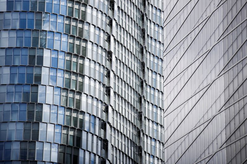 &copy; Reuters. Des gratte-ciel de bureaux dans le quartier d'affaires de La Défense à Paris, France. /Photo prise le 28 juillet 2021/REUTERS/Benoit Tessier