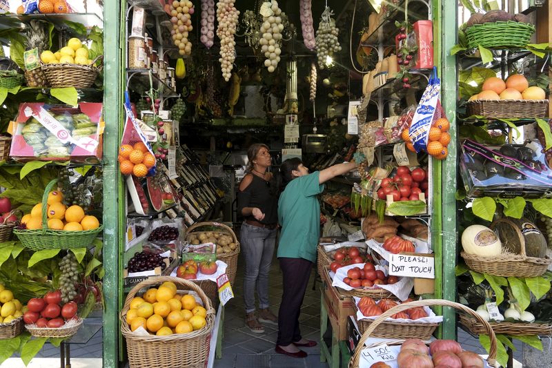 &copy; Reuters. Une femme fait ses courses dans une épicerie à Madrid, Espagne. /Photo prise le 30 juillet 2015/REUTERS/Juan Medina
